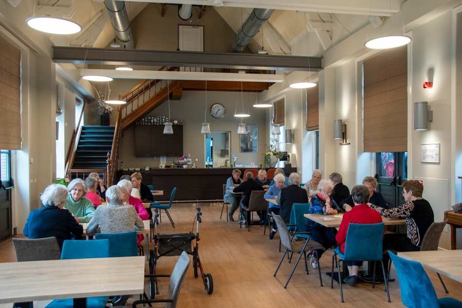 Ontmoetingszaal met bezoekers