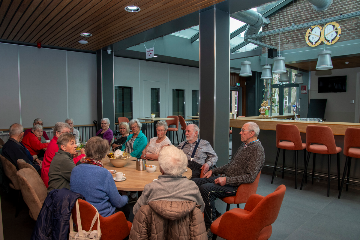 Bezoekers in de barruimte van het Dorpshuis